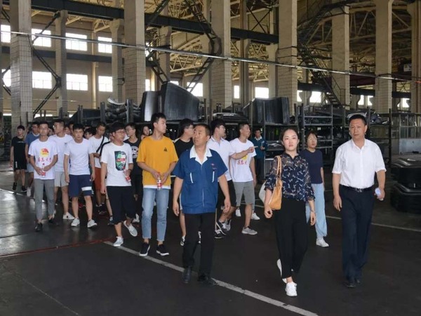 高校大学生来VSport体育集团科普基地实践学习