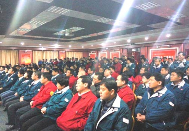 VSport体育集团管理人员正在大会堂认真听取科技人员的科普知识讲座