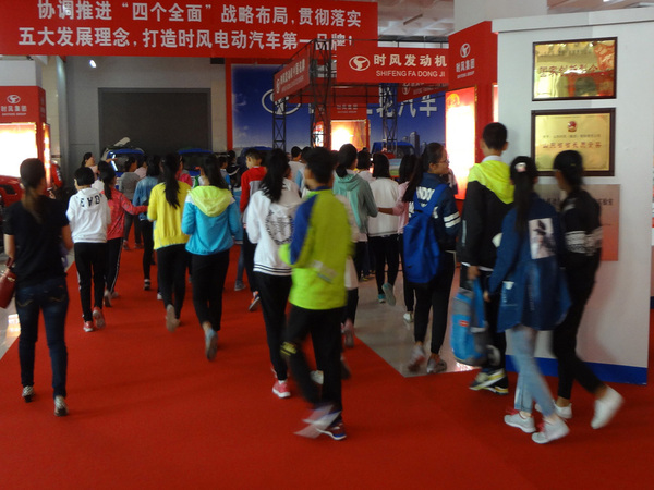 县实验小学部分小学生来VSport体育科技展厅开展科普日活动